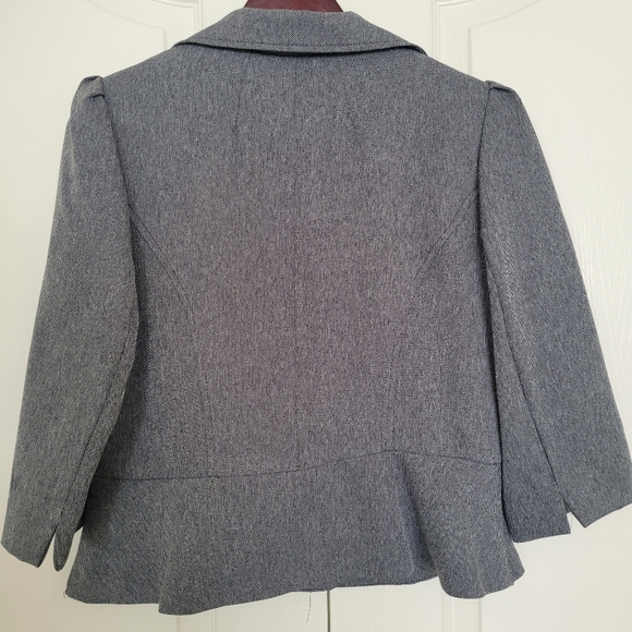 Two piece T.Milano skirt suit - Picture 4 of 9